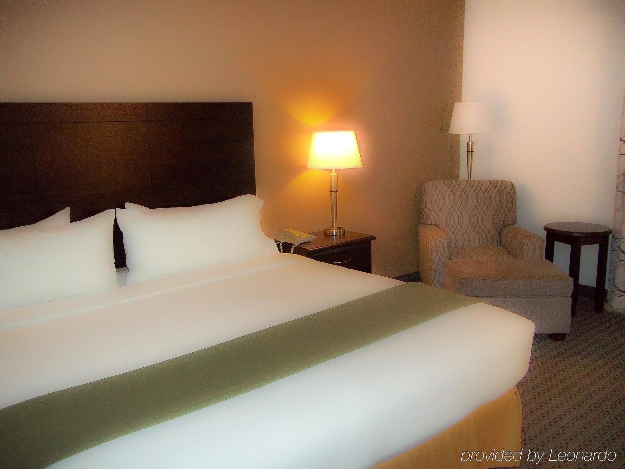 Holiday Inn Express & Suites Winner By Ihg Exterior foto